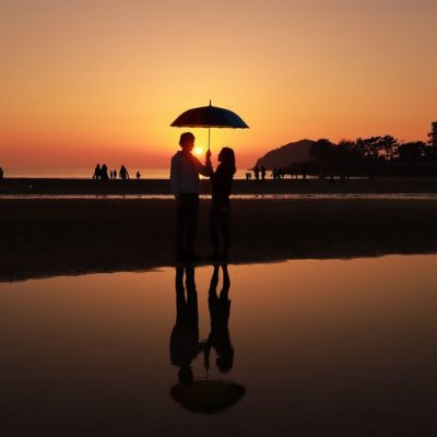 独占欲が強い人に好かれる女性の特徴は？支配的な男性との上手な付き合い方 アイキャッチ画像