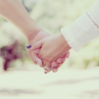 付き合っていないのに手を繋ぐ男性心理とは？遊びの男には要注意！ アイキャッチ画像