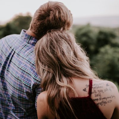 付き合ってないのに体をくっつけてくる女性の心理とは？脈あり？脈なし？ アイキャッチ画像