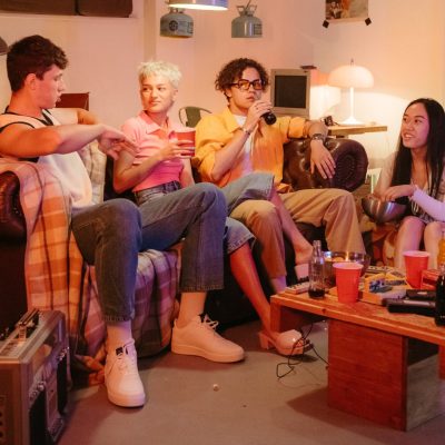 座る位置で相手の心理が分かる？好きな人のあなたへの気持ちは⁈ アイキャッチ画像
