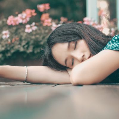 【夢占い】逃げる夢にはどんな意味がある？いろんなパターンを徹底解説！ アイキャッチ画像