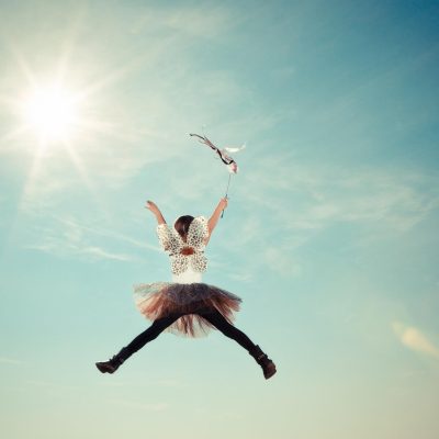 【夢占い】空を飛ぶ夢にはどんな意味がある？若い世代ほど見ることが多い？ アイキャッチ画像