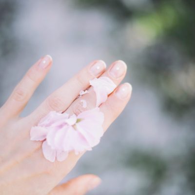 【指占い】小指が短い人の性格の特徴とは？金運・恋愛運・向いてる仕事を解説 アイキャッチ画像