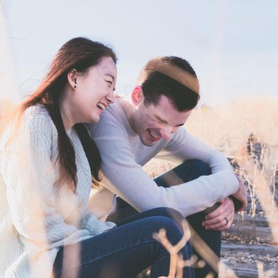 両思いの「いい雰囲気」は周りから見ればわかる？特徴を解説！ アイキャッチ画像