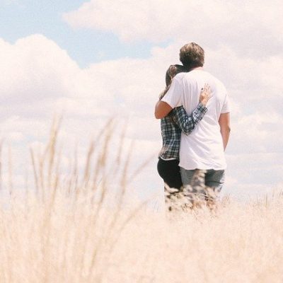 【夢占い】後ろから抱きしめられる夢にはどんな意味がある？リアルなほど当たる？ アイキャッチ画像