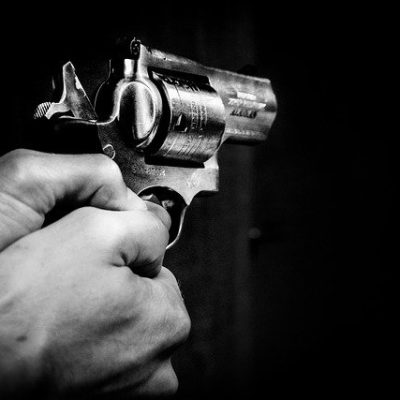 【夢占い】銃で撃たれる夢にはどんな意味がある？状況や撃った人物別に徹底解説！ アイキャッチ画像