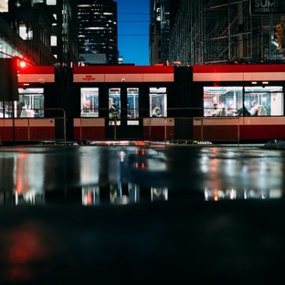 【夢占い】電車に乗る夢にはどんな意味がある？電車に関する夢占いの意味を解説！ アイキャッチ画像