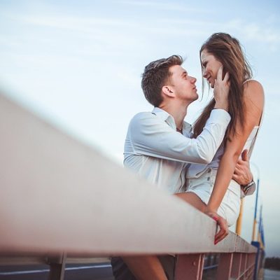 距離近いは勘違い?!男性の行動や心理を徹底解説！ アイキャッチ画像