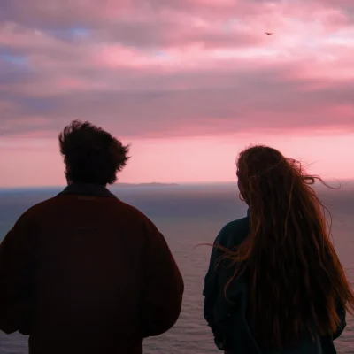 距離が近い男性の脈あり・脈なしサインを紹介！彼の本心は⁈ アイキャッチ画像