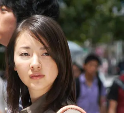 岡本奈月は現在は新田真剣佑と結婚?!元旦那との離婚原因を徹底調査！ アイキャッチ画像